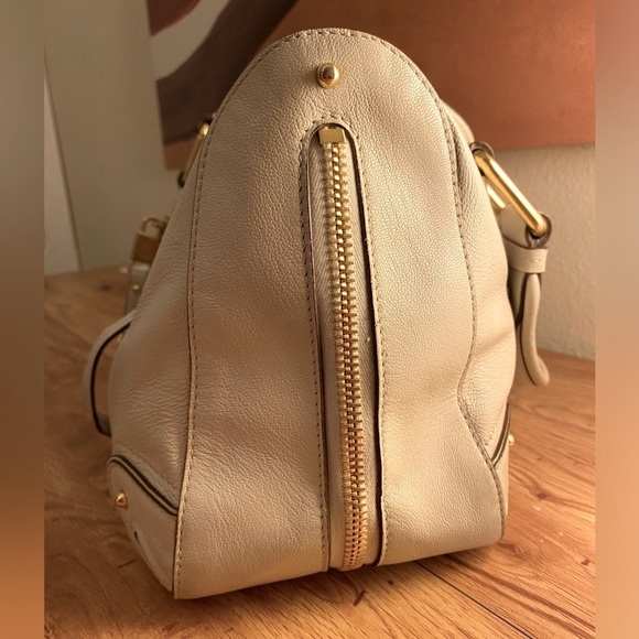 Marc Jacob’s grained ivory leather. - Picture 2 of 9